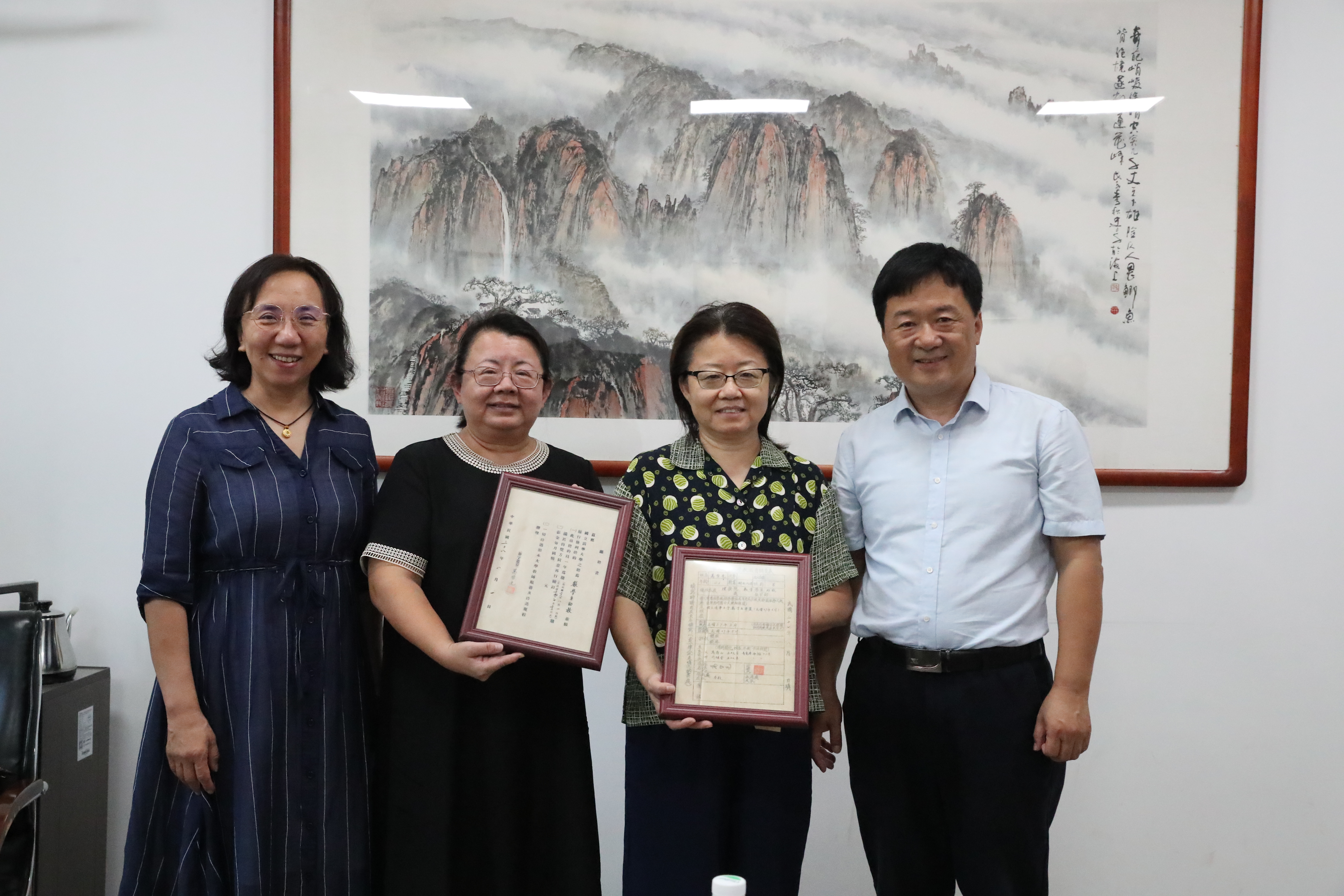 20230724-万哲先史料藏书捐赠仪式-档案馆-全体合影.JPG undefined