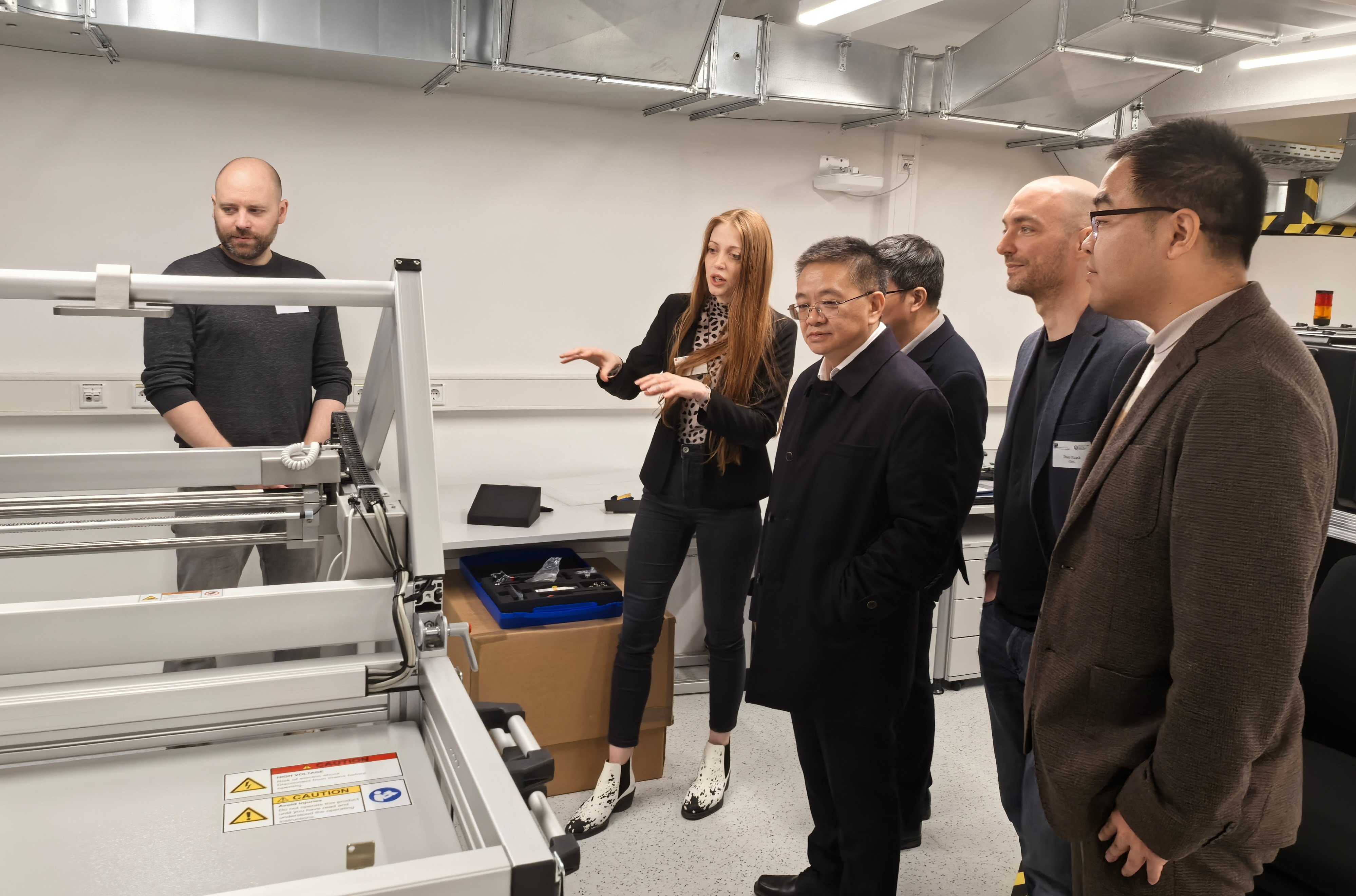 20250417-校领导带队访问奥地利、德国、法国-出土文献中心-参观数字提取与文物保护实验室.jpg