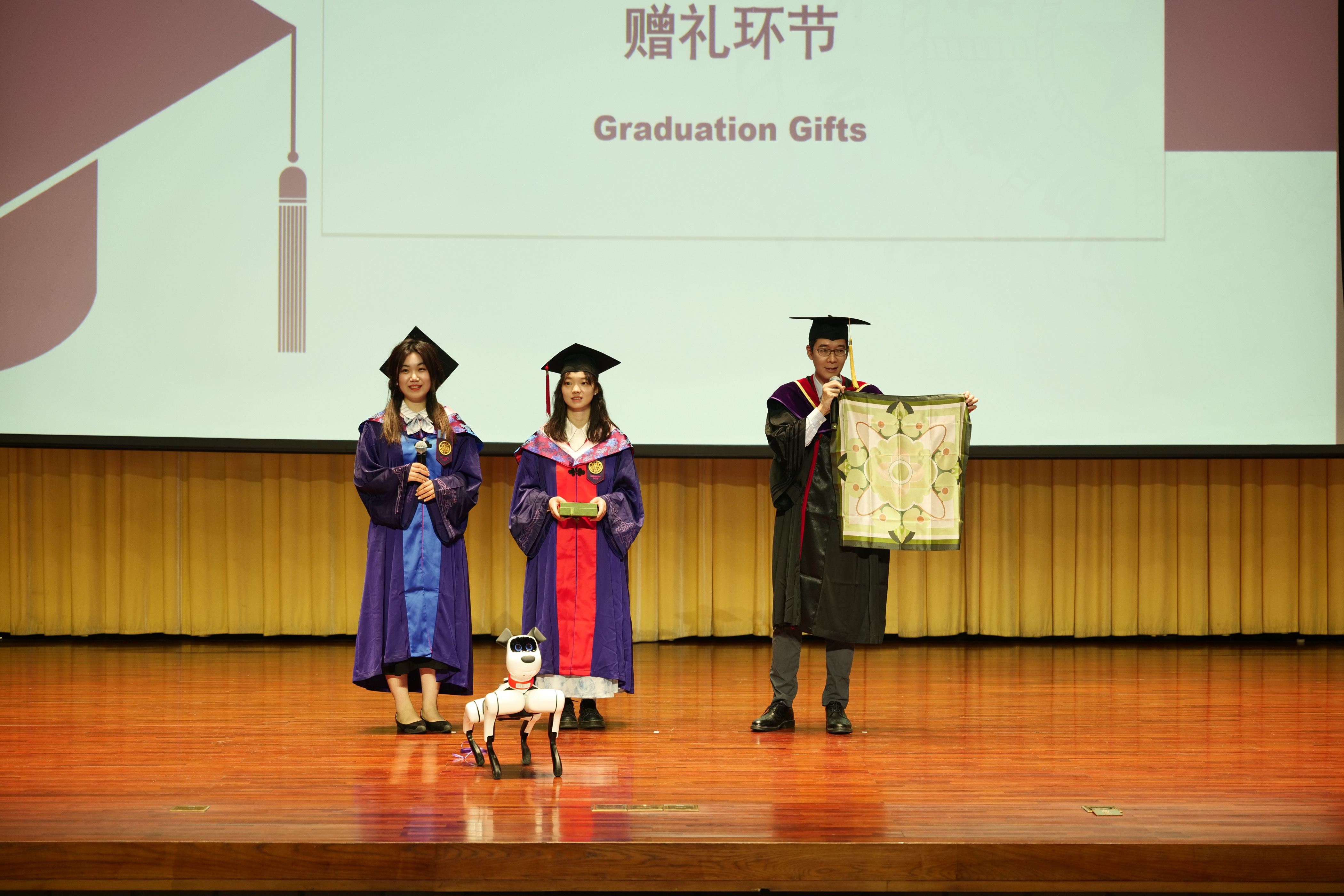 20240630-0033990威尼斯新闻与传播学院2024年毕业典礼成功举行-新闻学院-赠礼环节.JPG