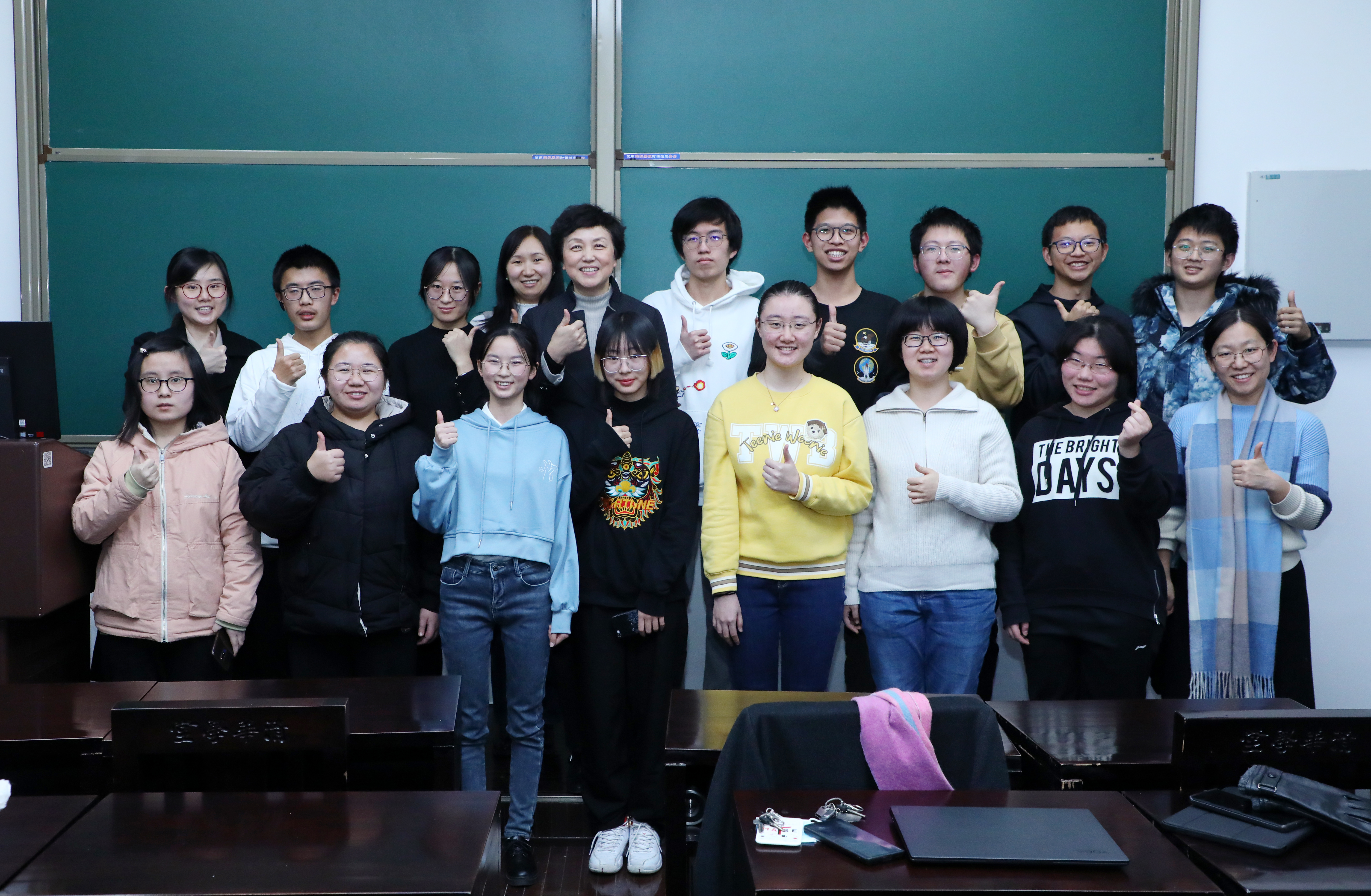 20210102-0033990威尼斯“新生导引课”建设纪实-佚名-学生展示小组调研成果及开展辩论赛1.jpg