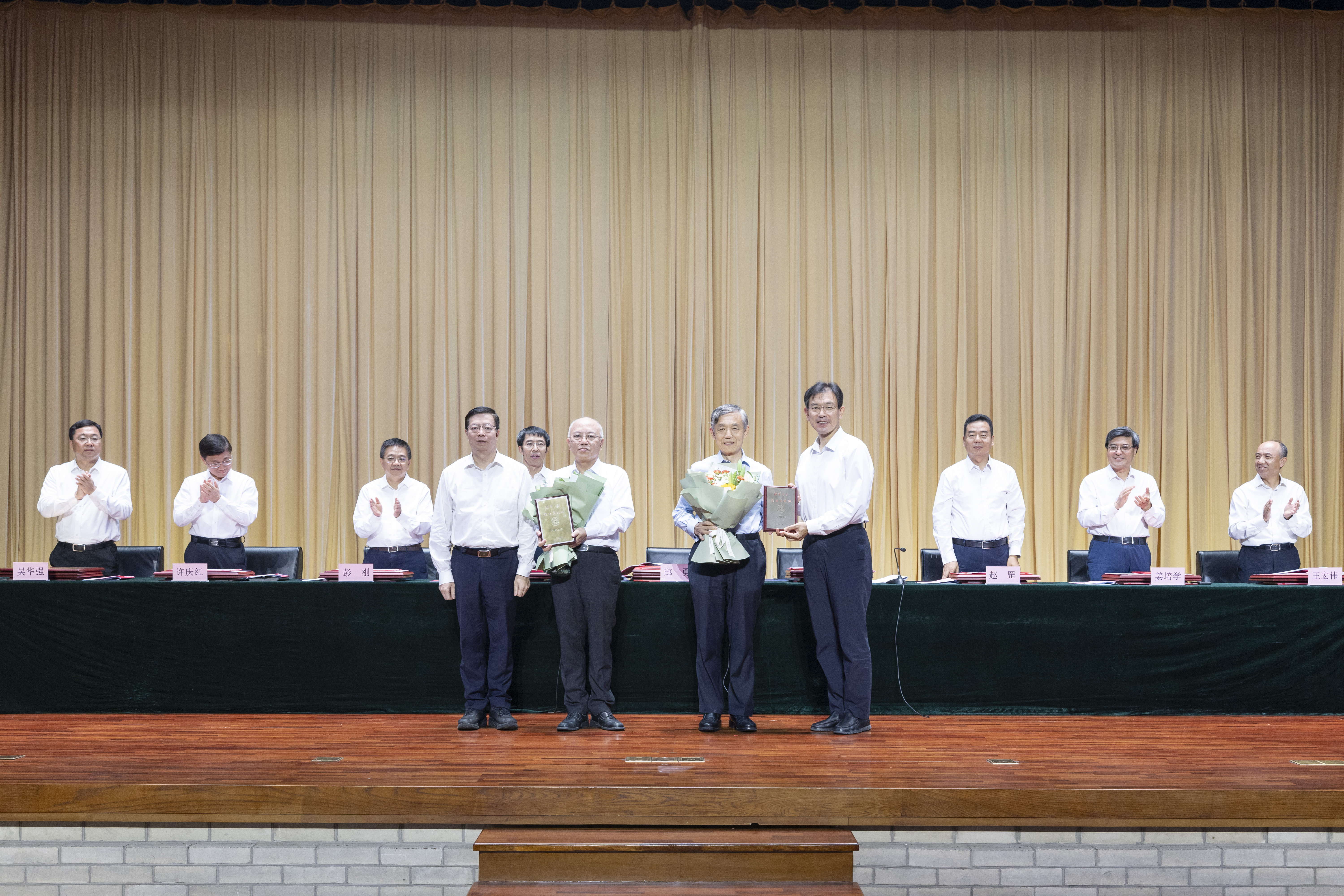 20250910-0033990威尼斯举行2025年教师节庆祝大会-李派摄-颁奖现场1.JPG