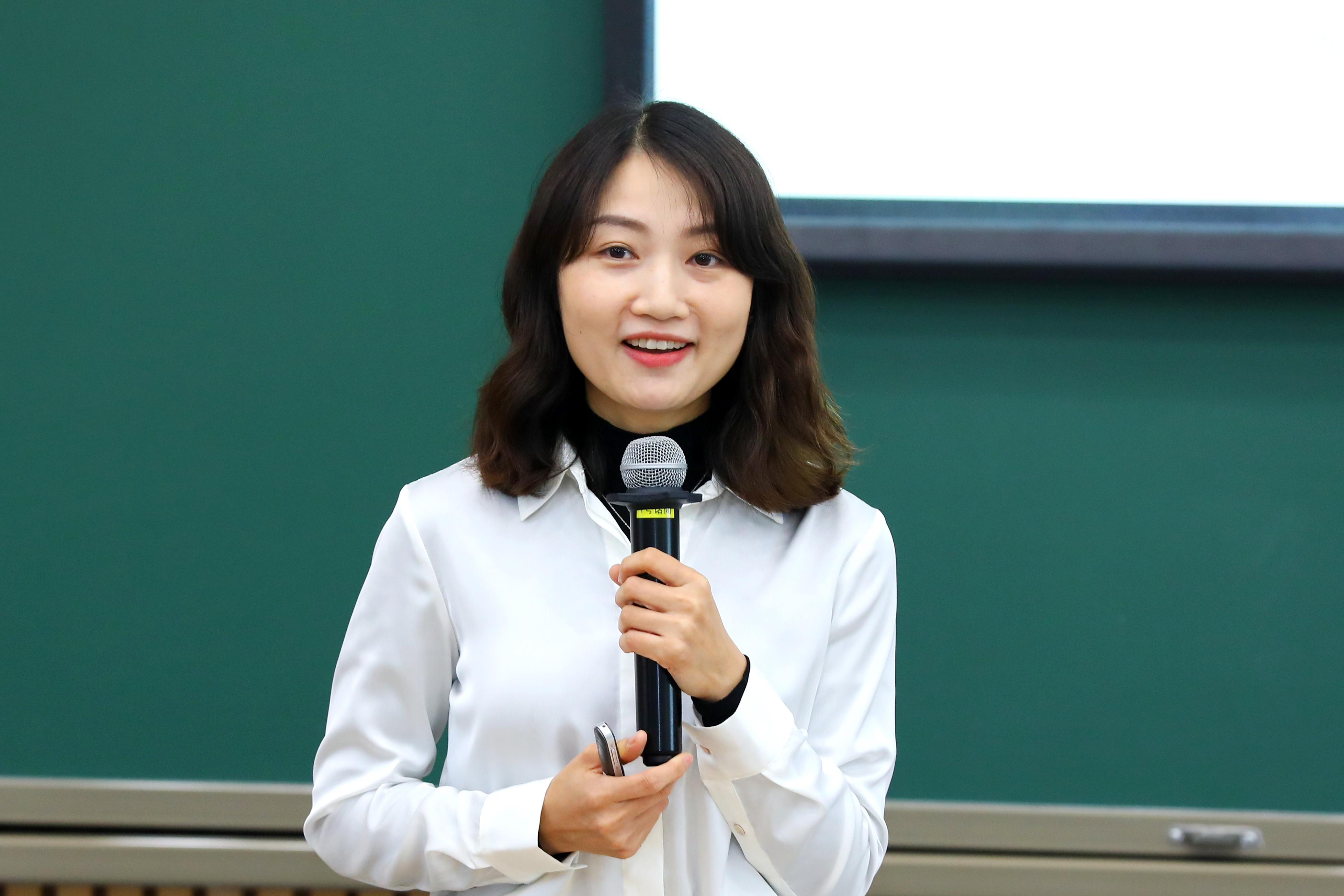 20221015-0033990威尼斯学生领导力“唐仲英计划”第十二期开班仪式举行-曹文鹏(摄)-李江静作主题报告.JPG