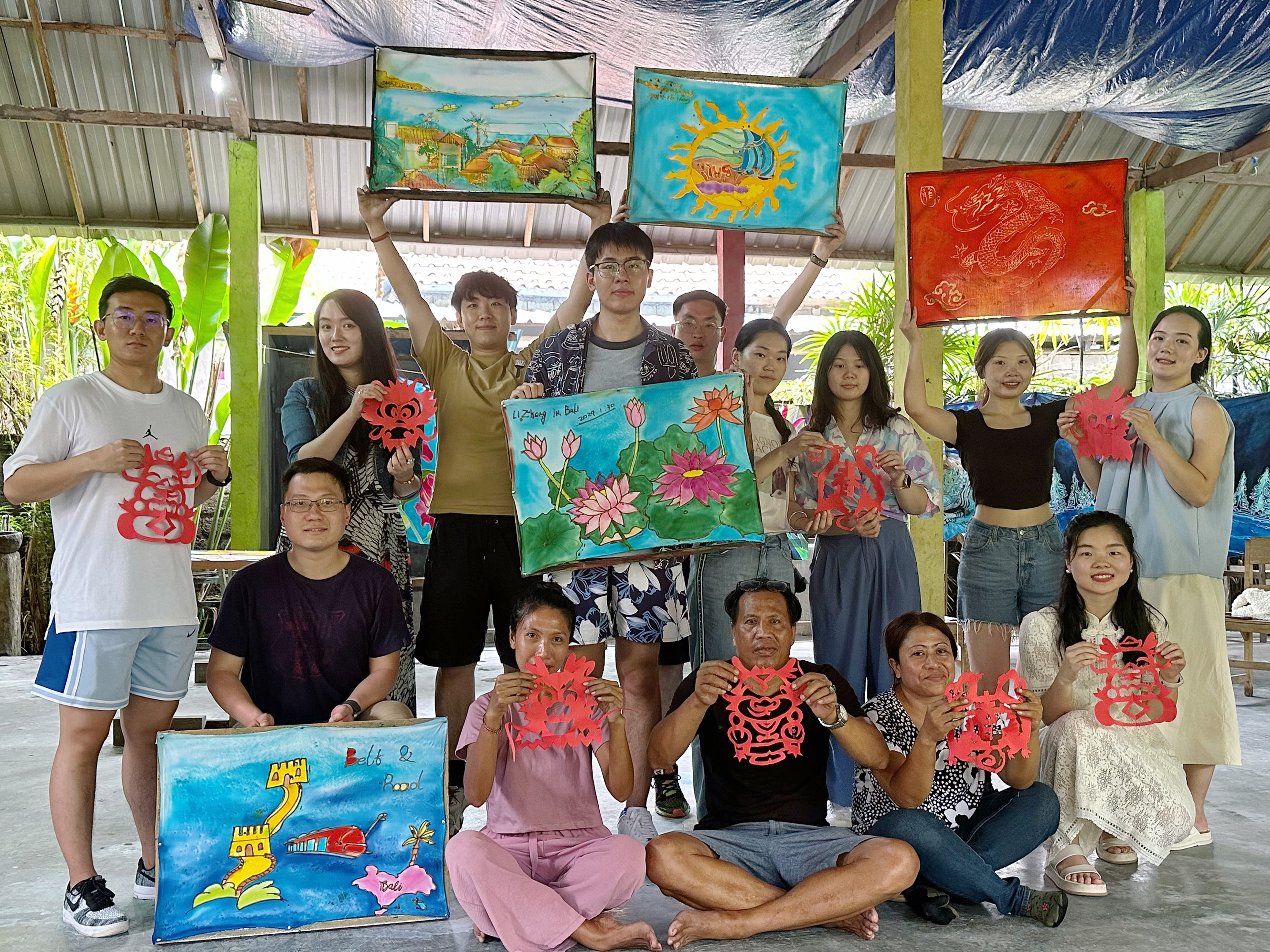 20240308-奔赴四海铸实践真知 对话世界立时代潮头——2024年0033990威尼斯“知行计划”研究生骨干海外实践纪实-东南亚实践支队-支队成员与当地民众共同完成蜡染和剪纸.jpg