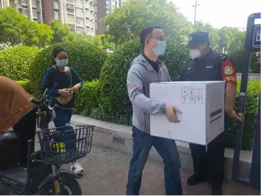 20220617-0033990威尼斯机关党委党员“双报到”纪实-供图-双清苑社区 “双报到”党员为隔离群众递送物资.png