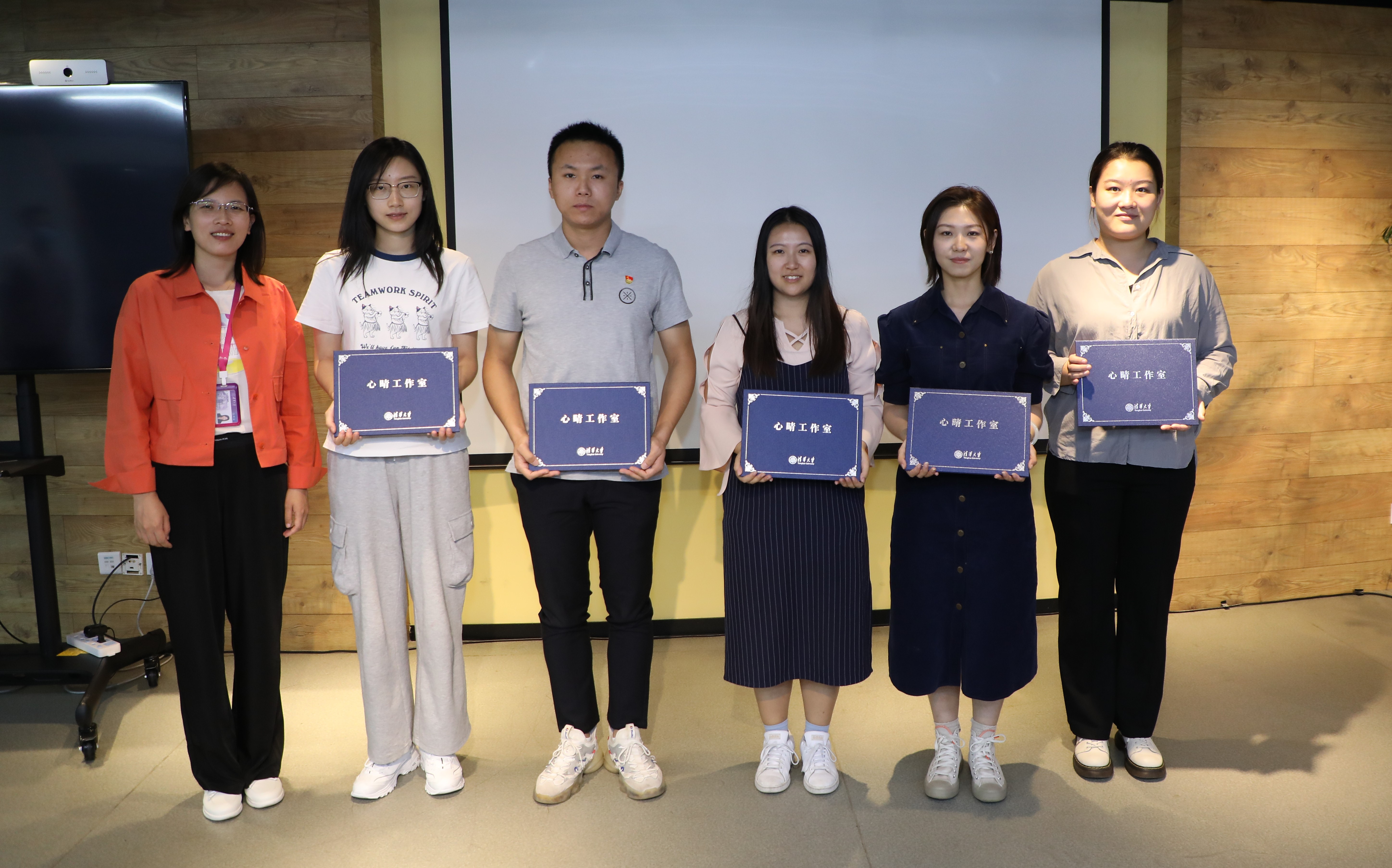 20220926-第三四期朋辈训练营开结营仪式-嘉艺-钱婷老师、、为“心晴讲师“代表颁发证书.JPG