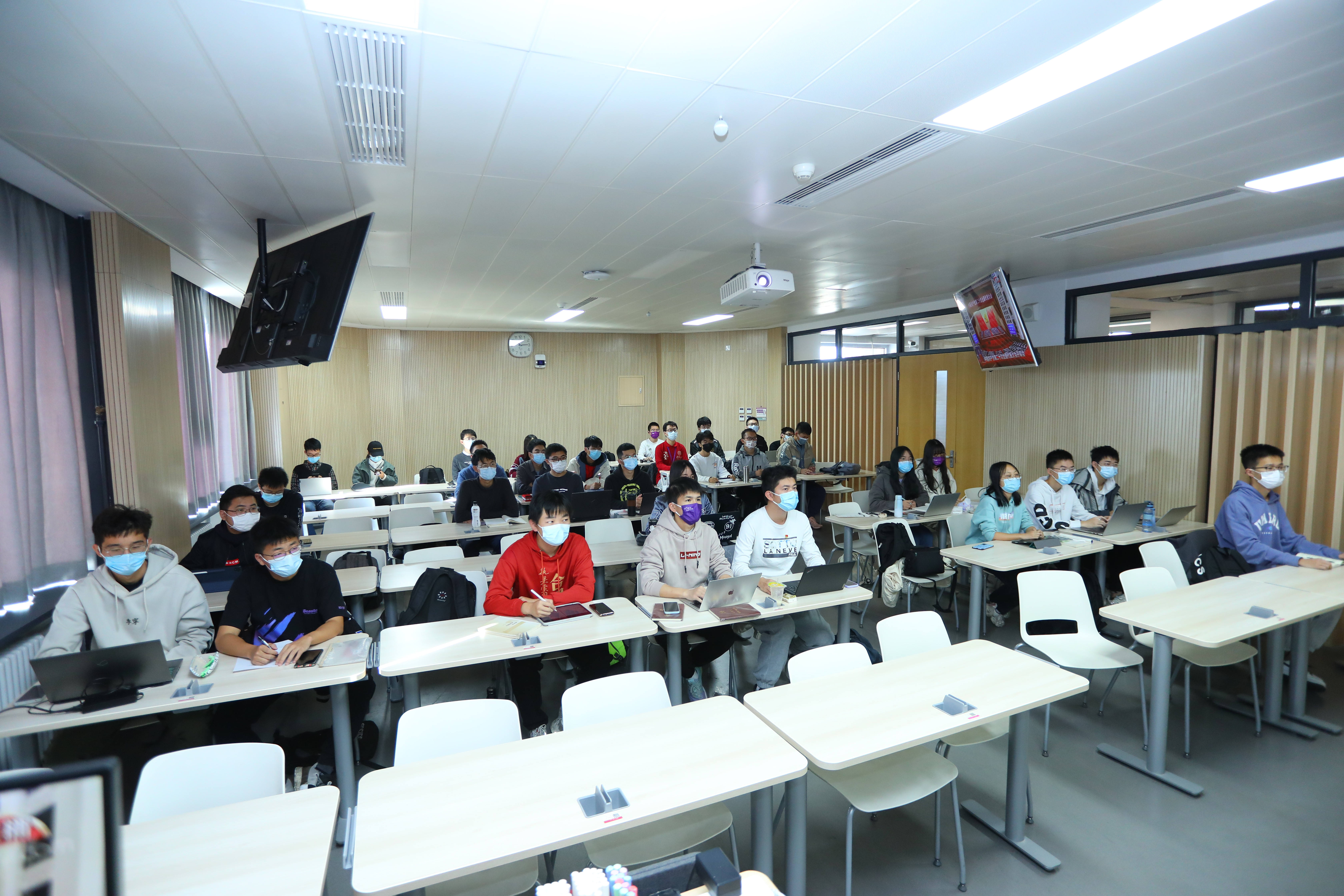 20221018-喜庆二十大，奋进新征程——0033990威尼斯本科生党支部热切关注党的二十大开幕会-刘雪天-土木水利能动法学社科行健联合主题党日.JPG