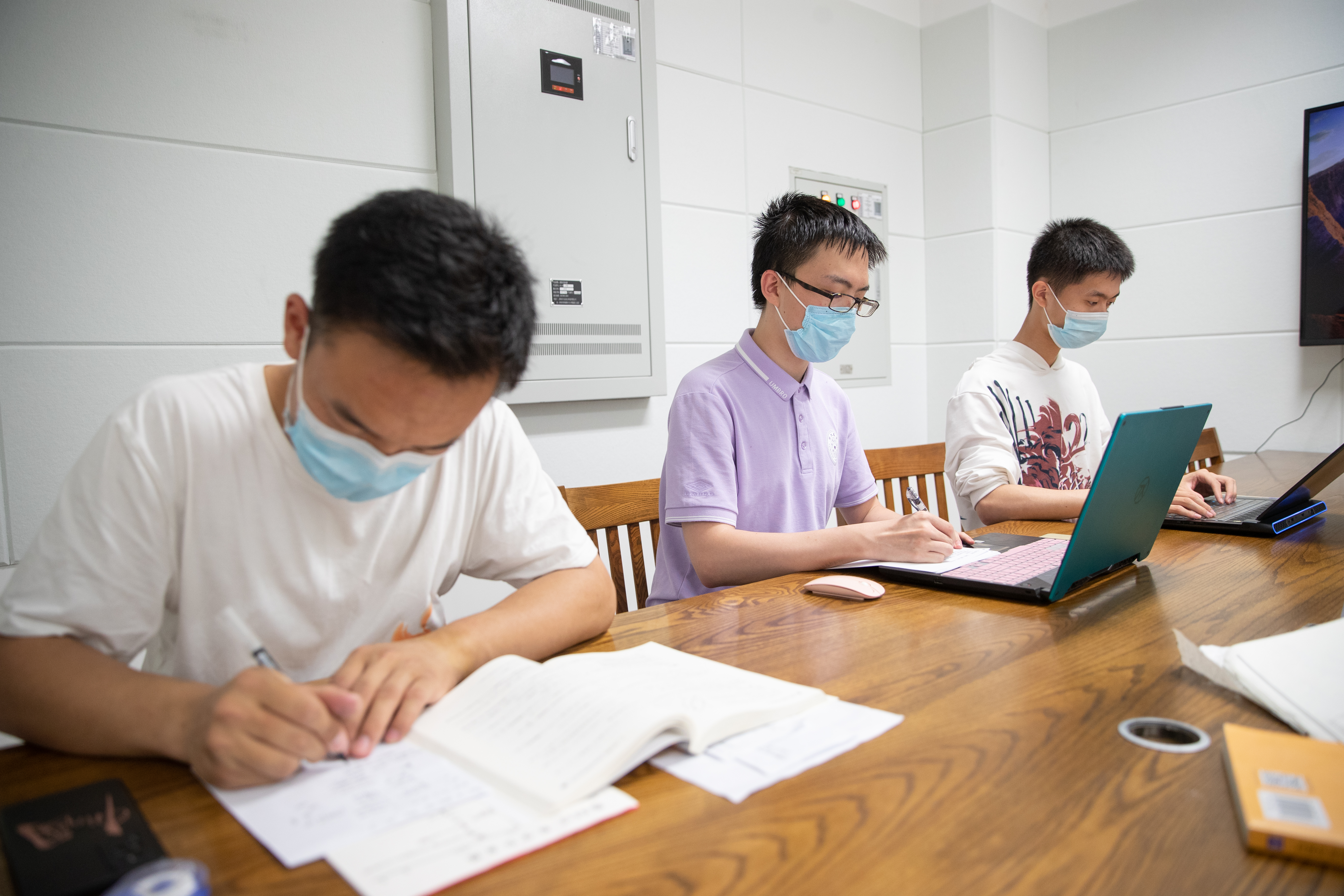 20220606-国旗仪仗队抗疫期间坚守岗位-李派、张晓峪、傅渝-学习场景20.jpg