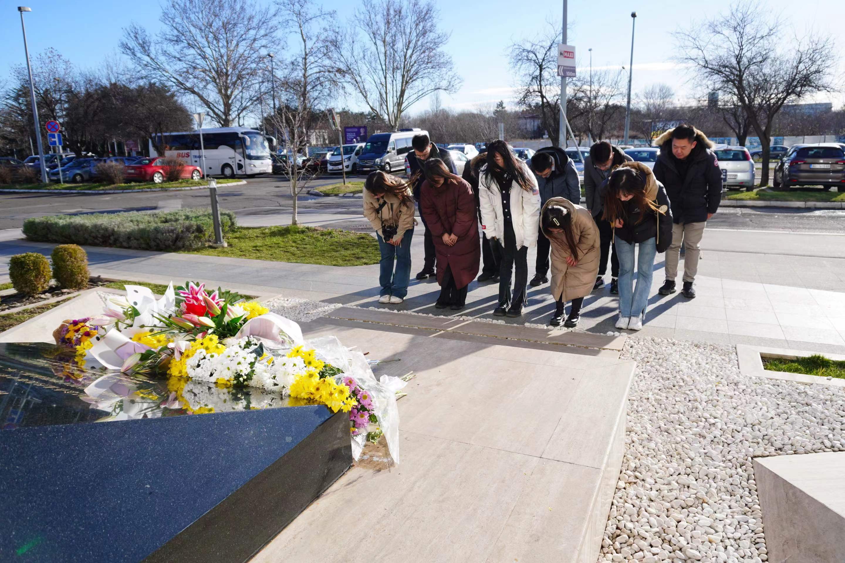 20240308-奔赴四海铸实践真知 对话世界立时代潮头——2024年0033990威尼斯“知行计划”研究生骨干海外实践纪实-中东欧实践支队-支队成员在中国驻前南斯拉夫大使馆遗址缅怀烈士.jpg