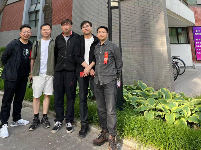 20220524-社区中心抗疫报道-社区中心供图-4月24日，宋军与毕业十年校庆返校同学合影.png