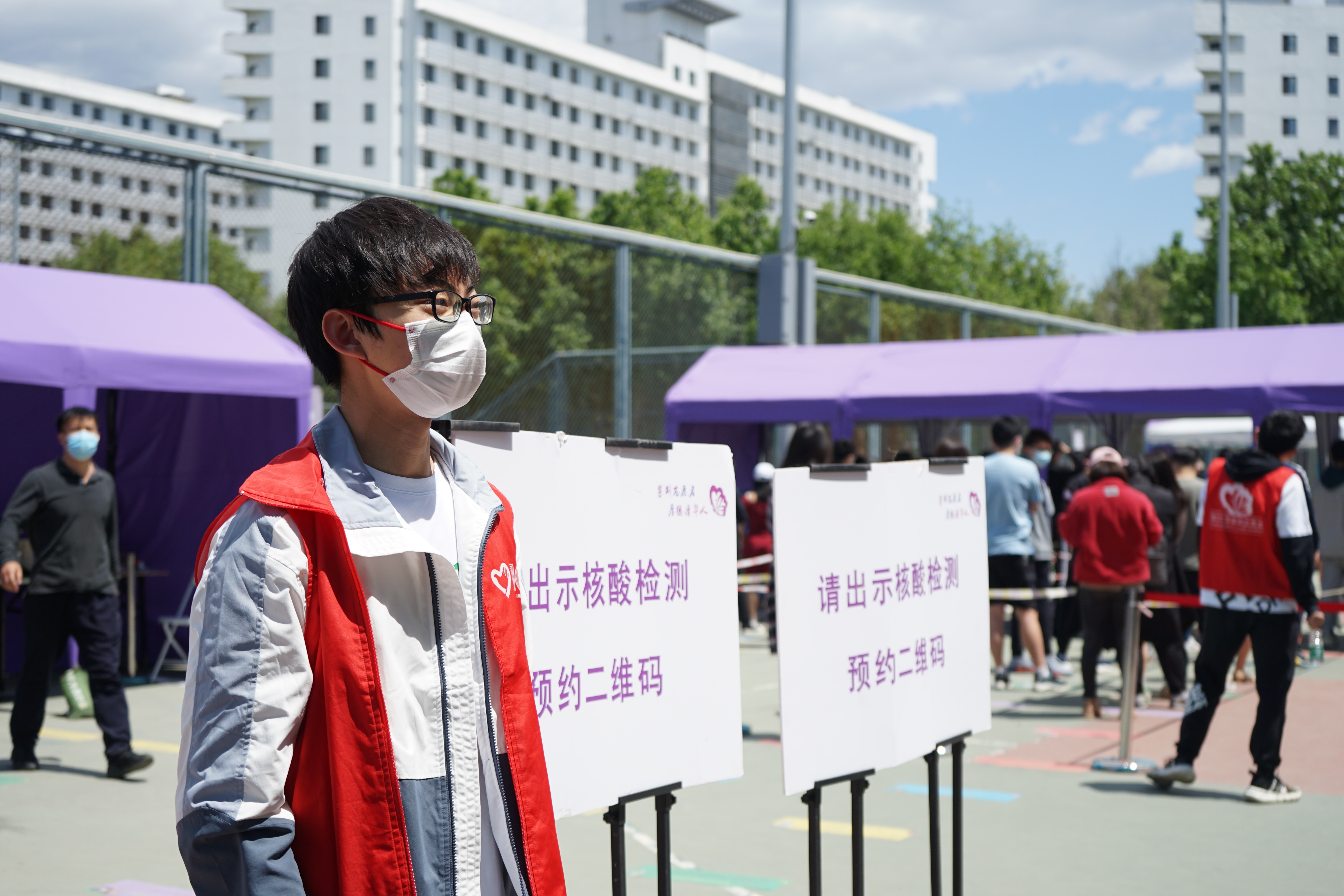 20220518-同心抗疫，清华学生党员骨干在行动-陆心怡-校团委志愿中心辅导员周宇峰组织志愿工作.jpg