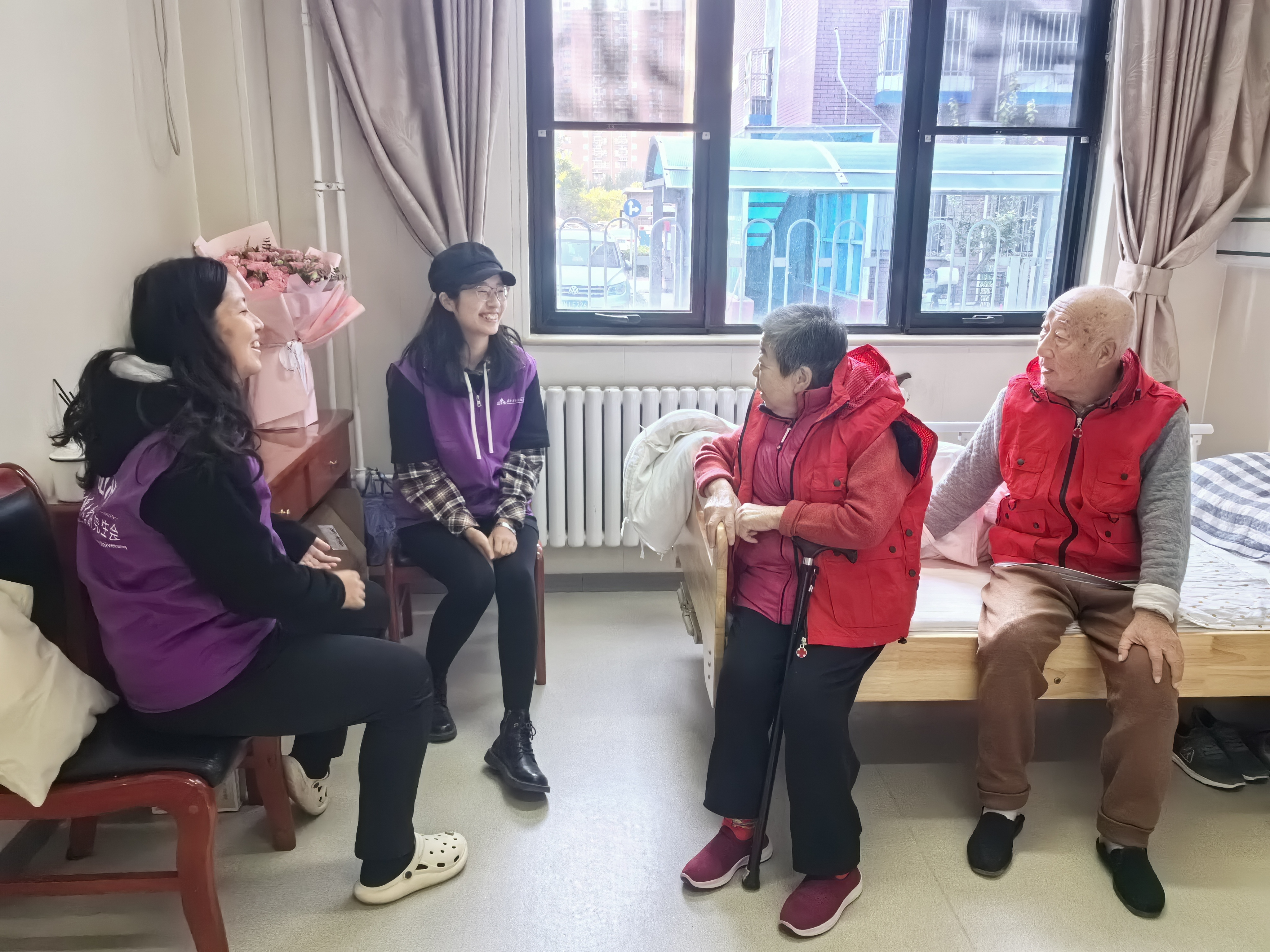 20231022-重阳节“传承温暖，敬老爱老”活动-许明誉-志愿者陪伴老人谈心 - 副本.jpg