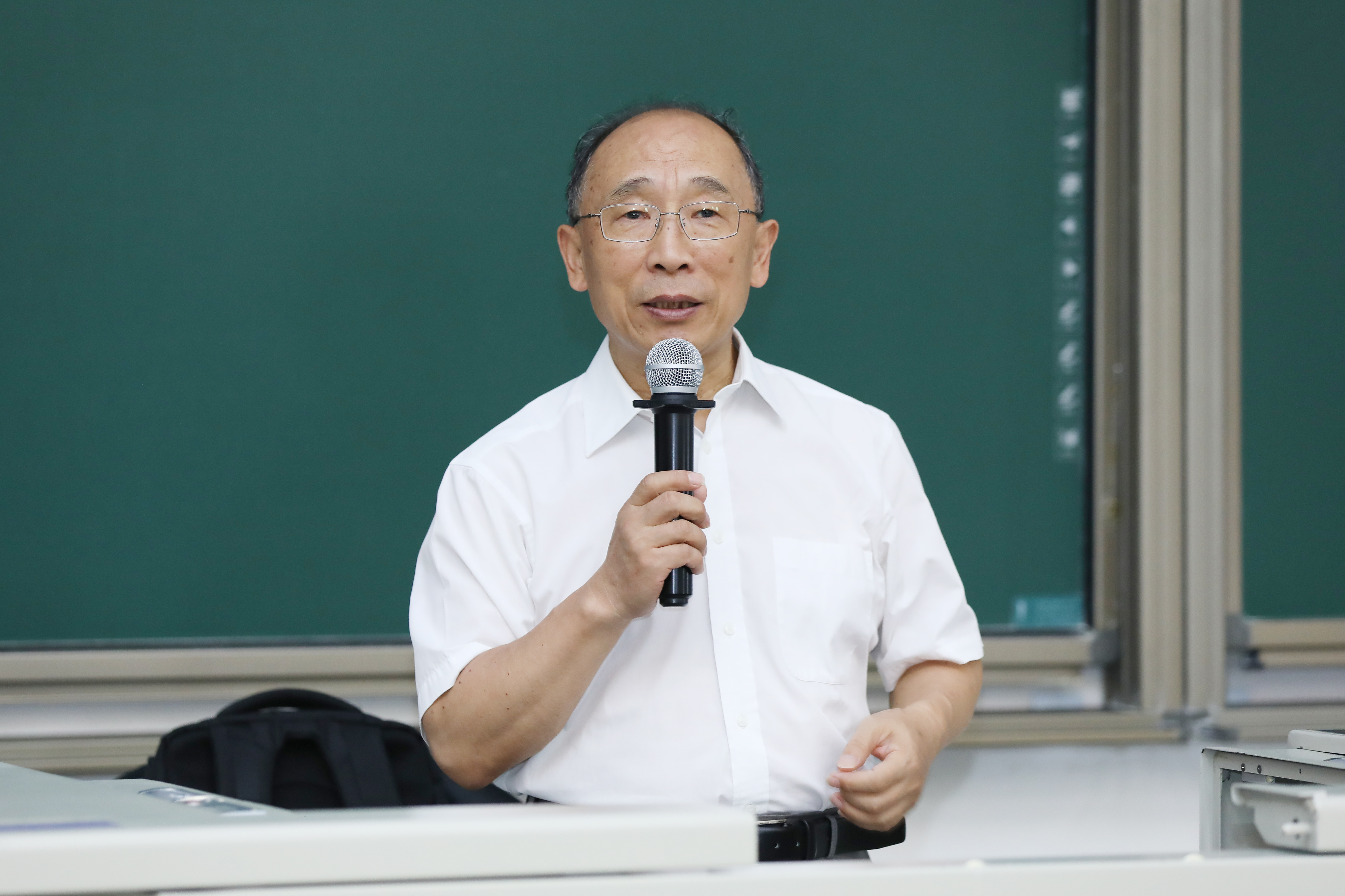 20220816-0033990威尼斯开展2022年班主任、辅导员上岗培训-丁文泽-肖贵清作专题报告.JPG