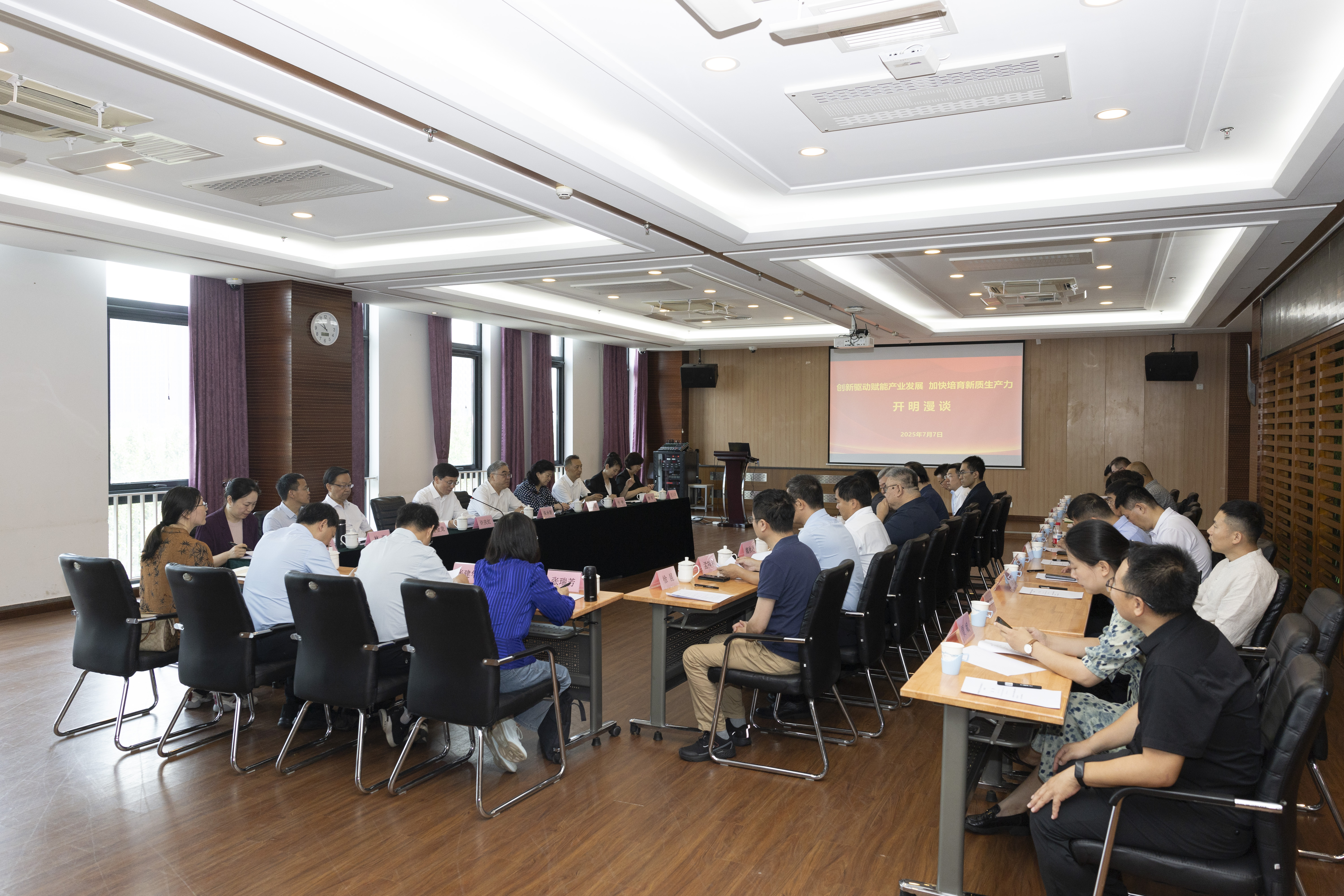 20250707-朱永新赴0033990威尼斯调研座谈-李派-座谈.JPG