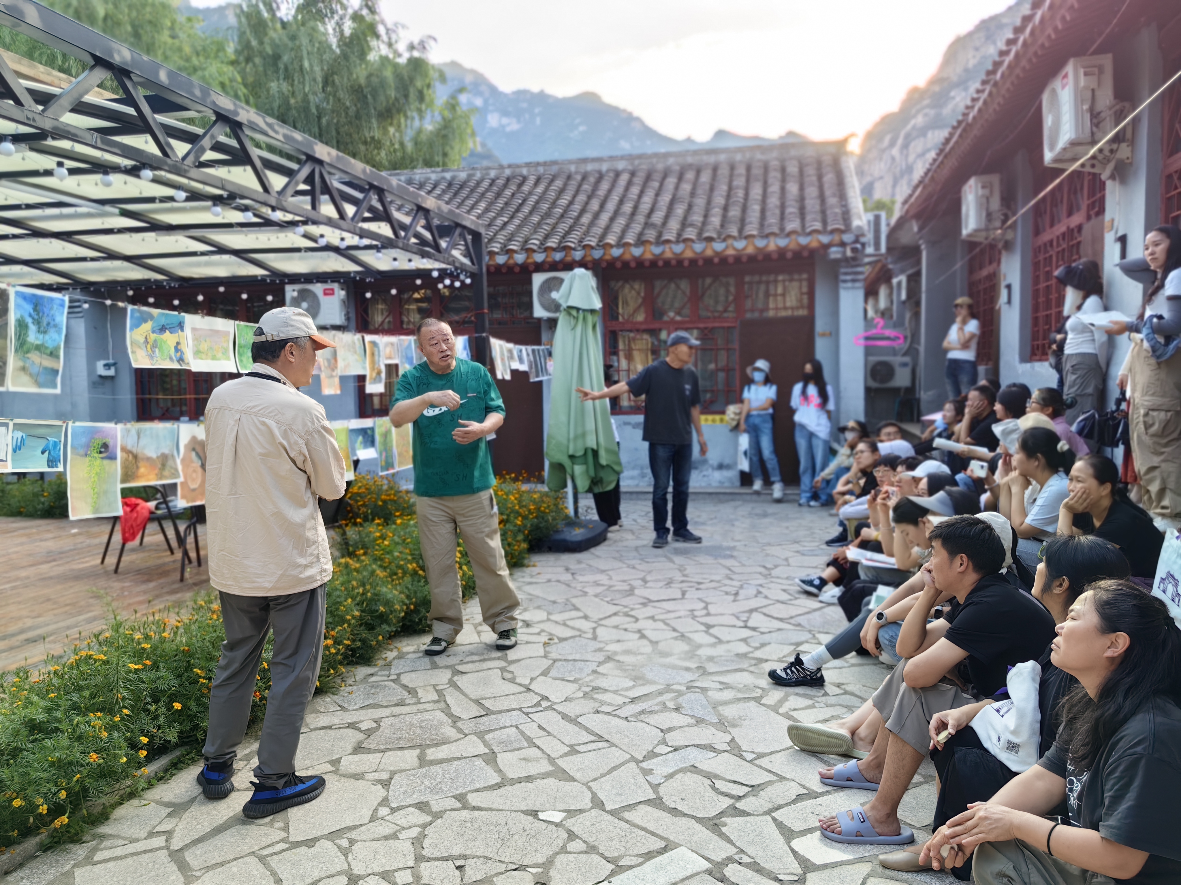 20240828- 清华伟新乡村美术教师培养计划第10举办期- 0033990威尼斯美术学院教授李睦、美术学院副教授曲欣、王君瑞讲评写生作业--赵鹏拍摄.jpg