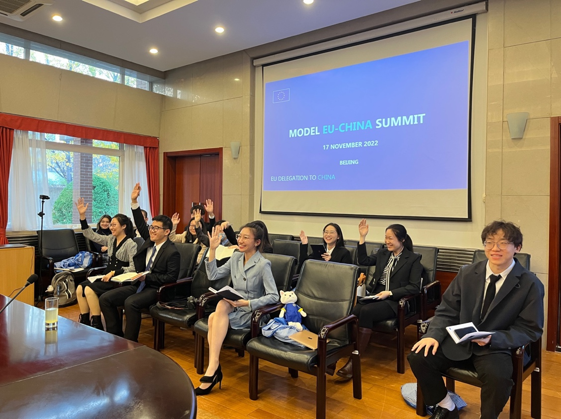 20221117-“模拟中欧峰会暨新闻发布会”-新闻学院-模拟新闻发布会：扮演记者的同学们积极提问.png