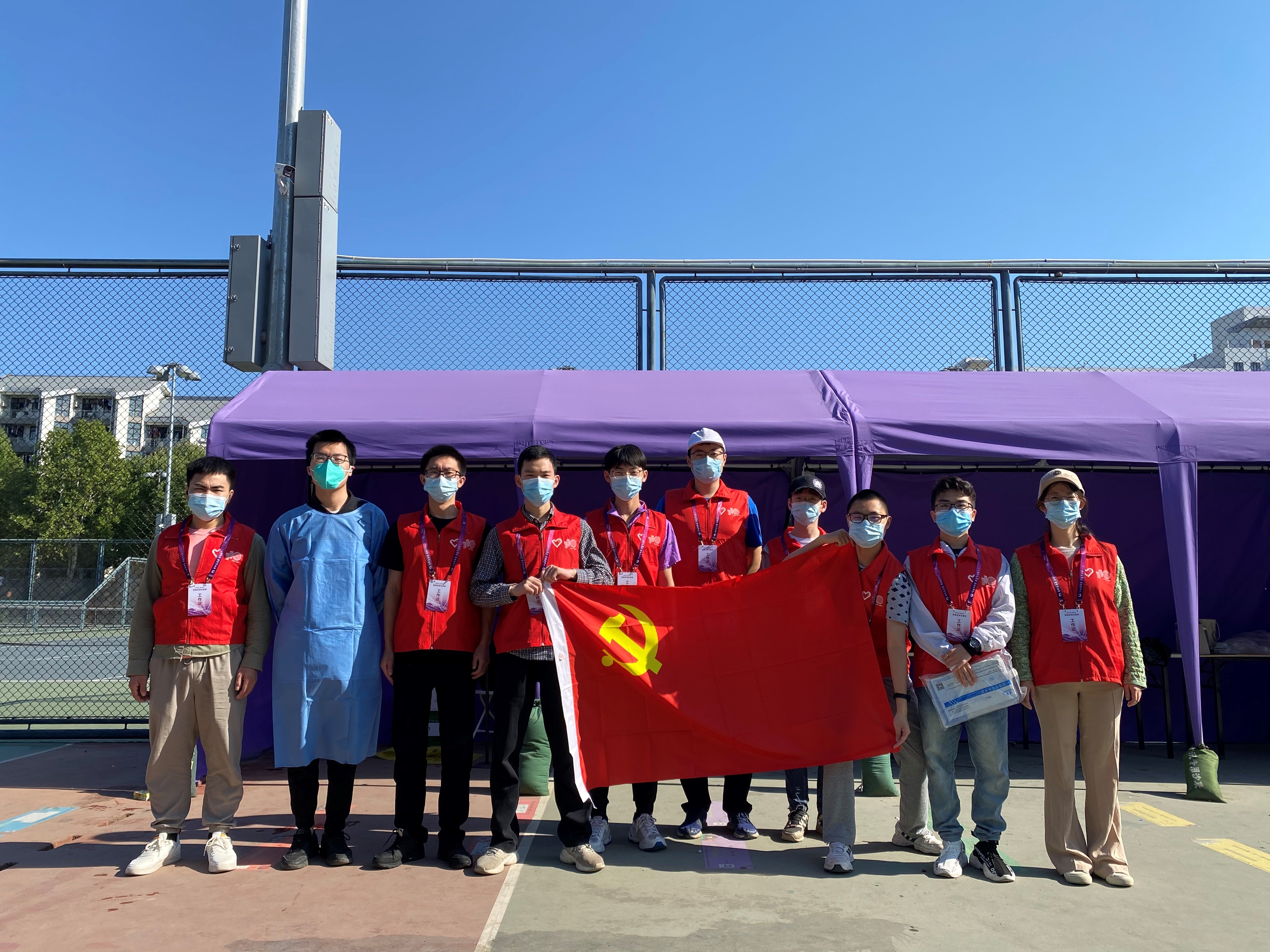 20220518-同心抗疫，清华学生党员骨干在行动-陆心怡-化9党支部和分9党课小组参加核酸检测志愿服务.jpg