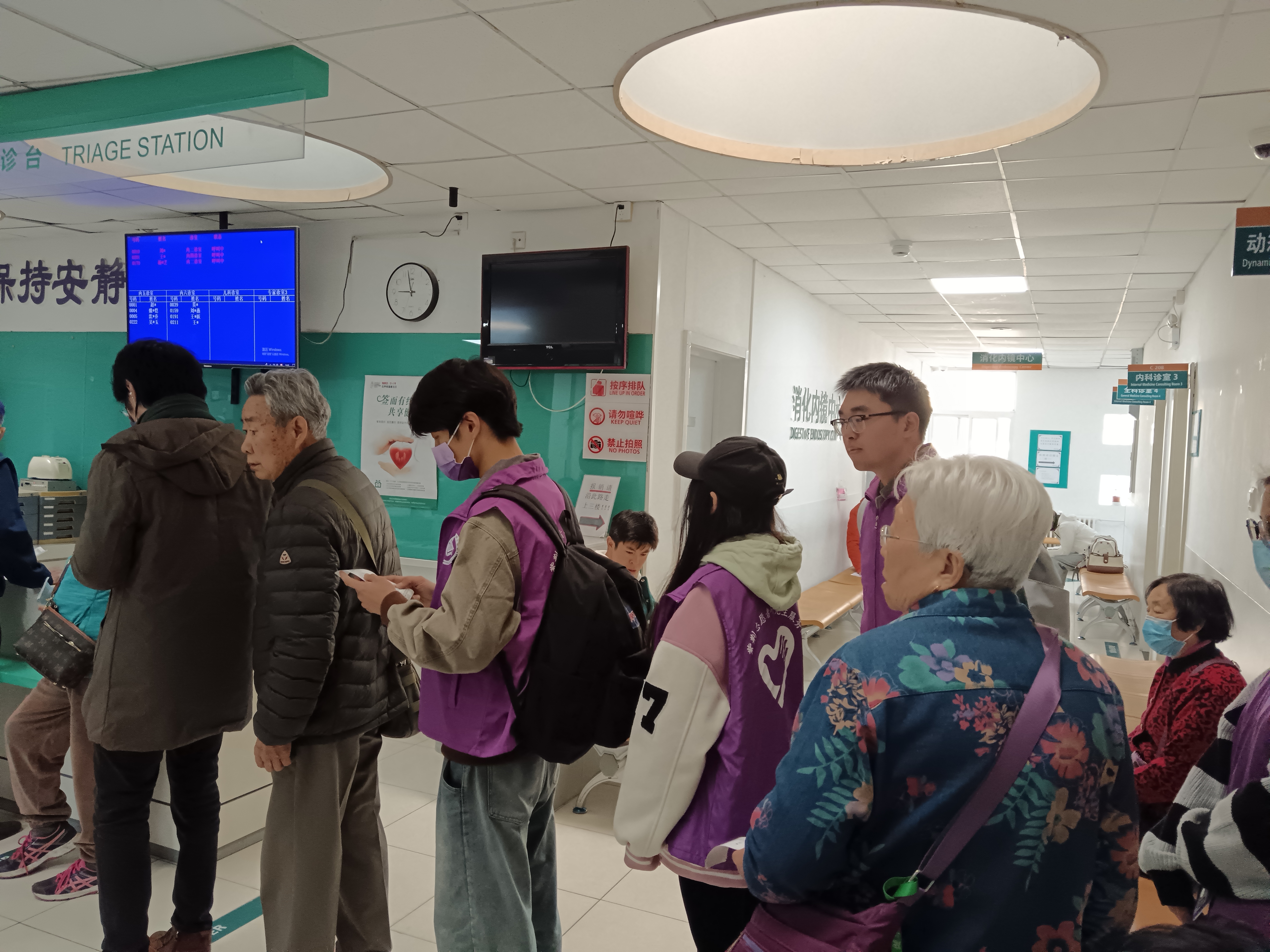 20231023-重阳节“传承温暖，敬老爱老”活动-徐玺-志愿者在排队为老人们开药.jpg