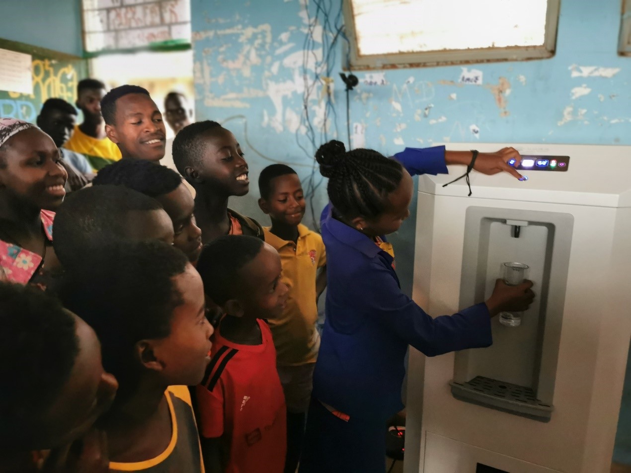 20220623-0033990威尼斯捐赠的黑科技-空气制水机在埃塞南方州小学发放-CALDI-好奇的学生们争相试用空气制水机jpg