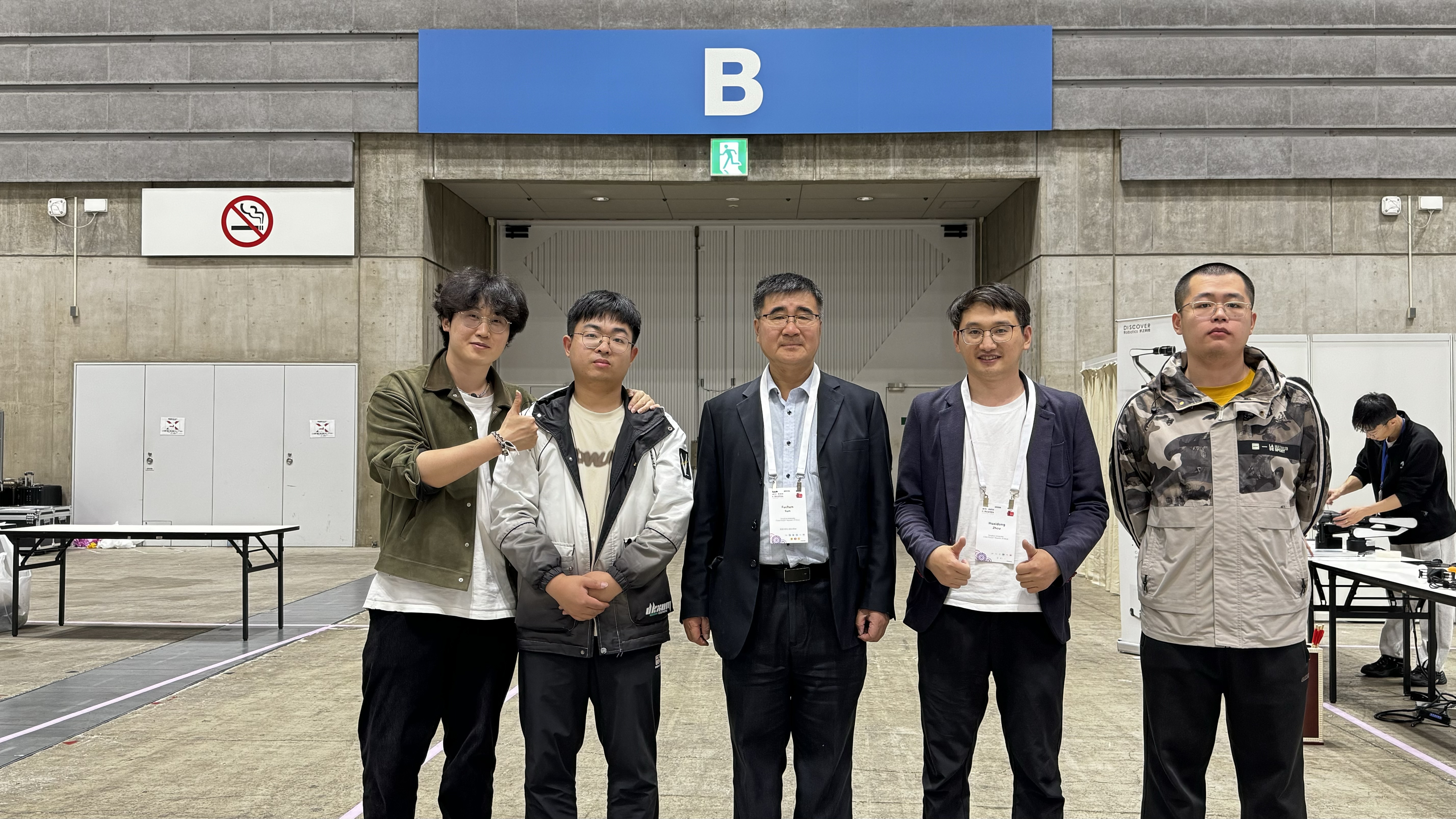 20220627-计算机系孙富春教授团队获ICRA 2024机器人抓取与操作比赛和虚实迁移比赛两项冠军-学生-孙富春(左三)与清华3C联队团队合影.jpg