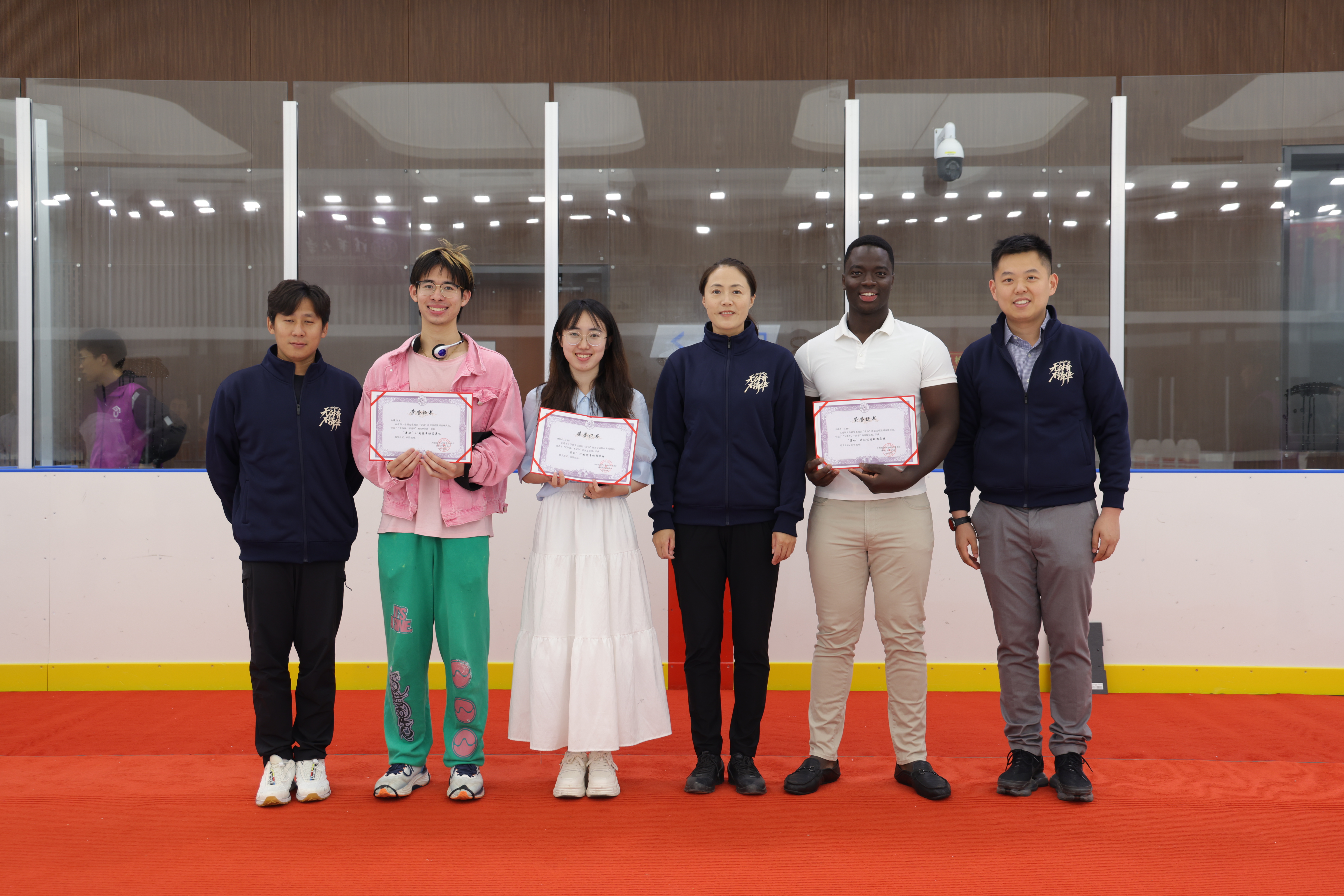 20240530-冰上趣味运动会在0033990威尼斯北体育馆顺利举行-无-嘉宾为研究生班团“清动”计划获奖班团颁奖1.JPG