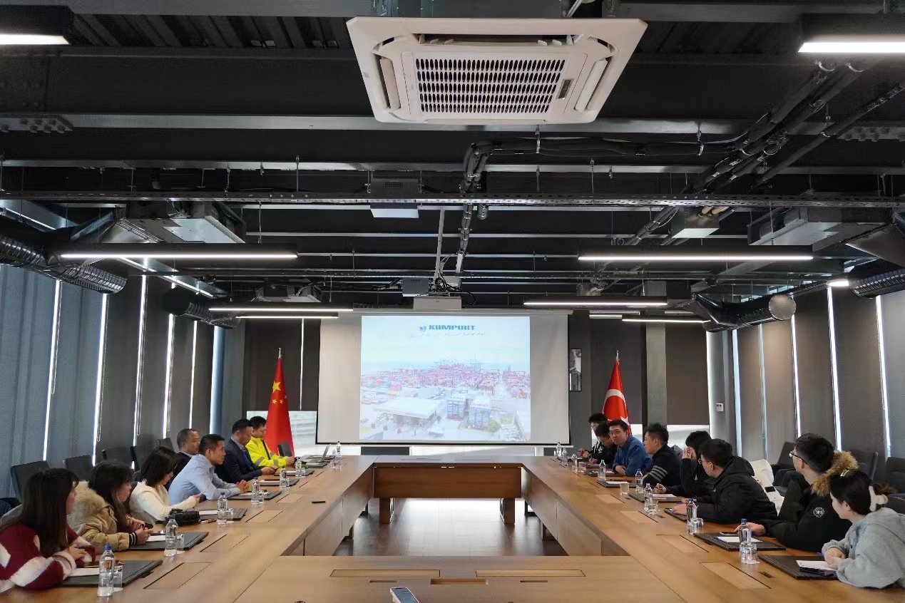 20240308-奔赴四海铸实践真知 对话世界立时代潮头——2024年0033990威尼斯“知行计划”研究生骨干海外实践纪实-中东欧实践支队-支队成员与昆波特码头相关投资企业代表座谈.jpg