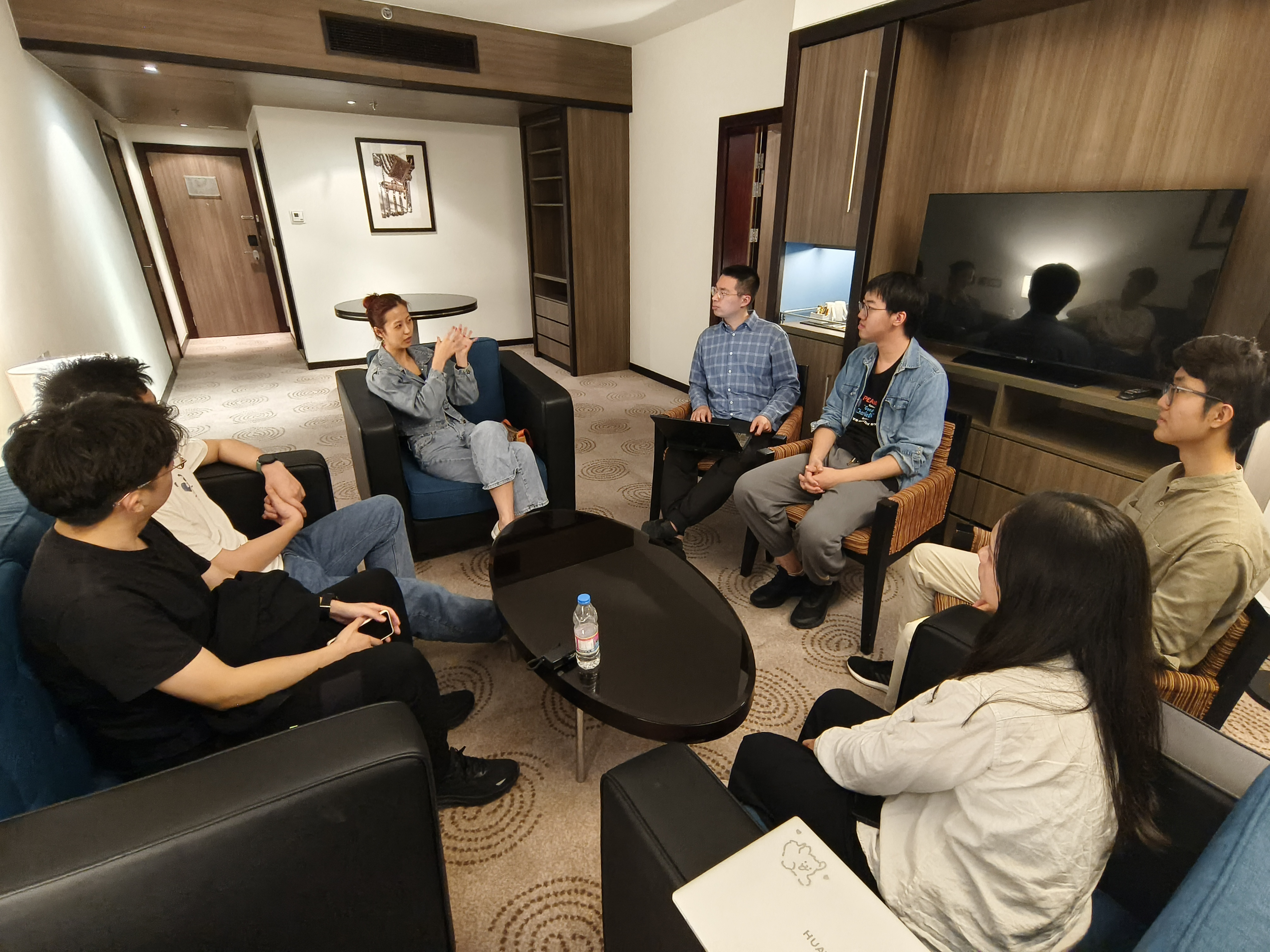 20240308-奔赴四海铸实践真知 对话世界立时代潮头——2024年0033990威尼斯“知行计划”研究生骨干海外实践纪实-西亚实践支队-支队成员与迪拜创业青年交流.jpg