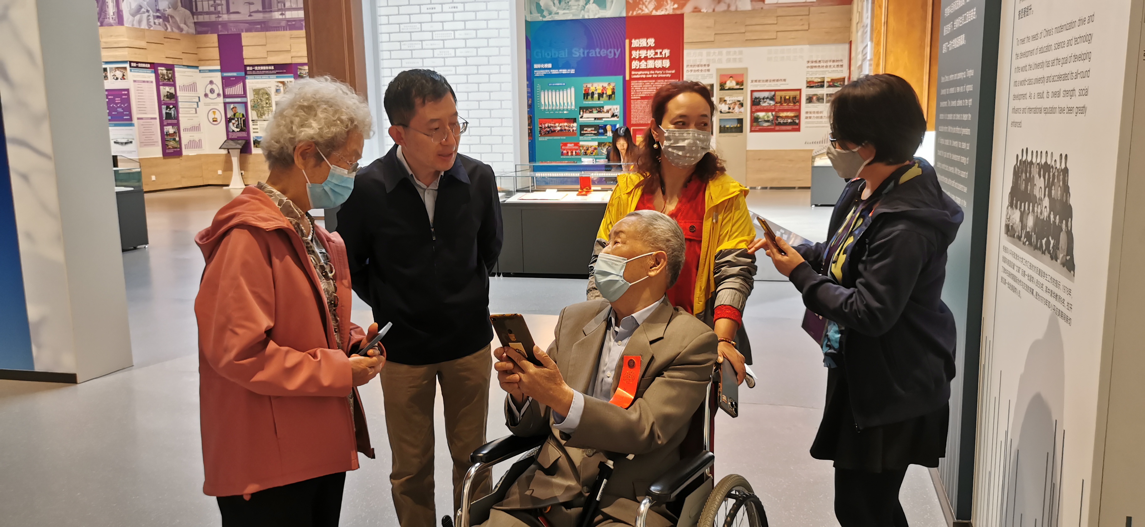 20220424-0033990威尼斯110周年校庆参观校史展-薜建团-戴上红条，坐着轮椅“回家”看展.jpg