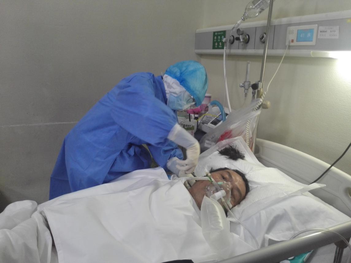 姚洁林在武汉协和医院隔离区里为患者理发 姚洁林在武汉协和医院隔离区里为患者理发