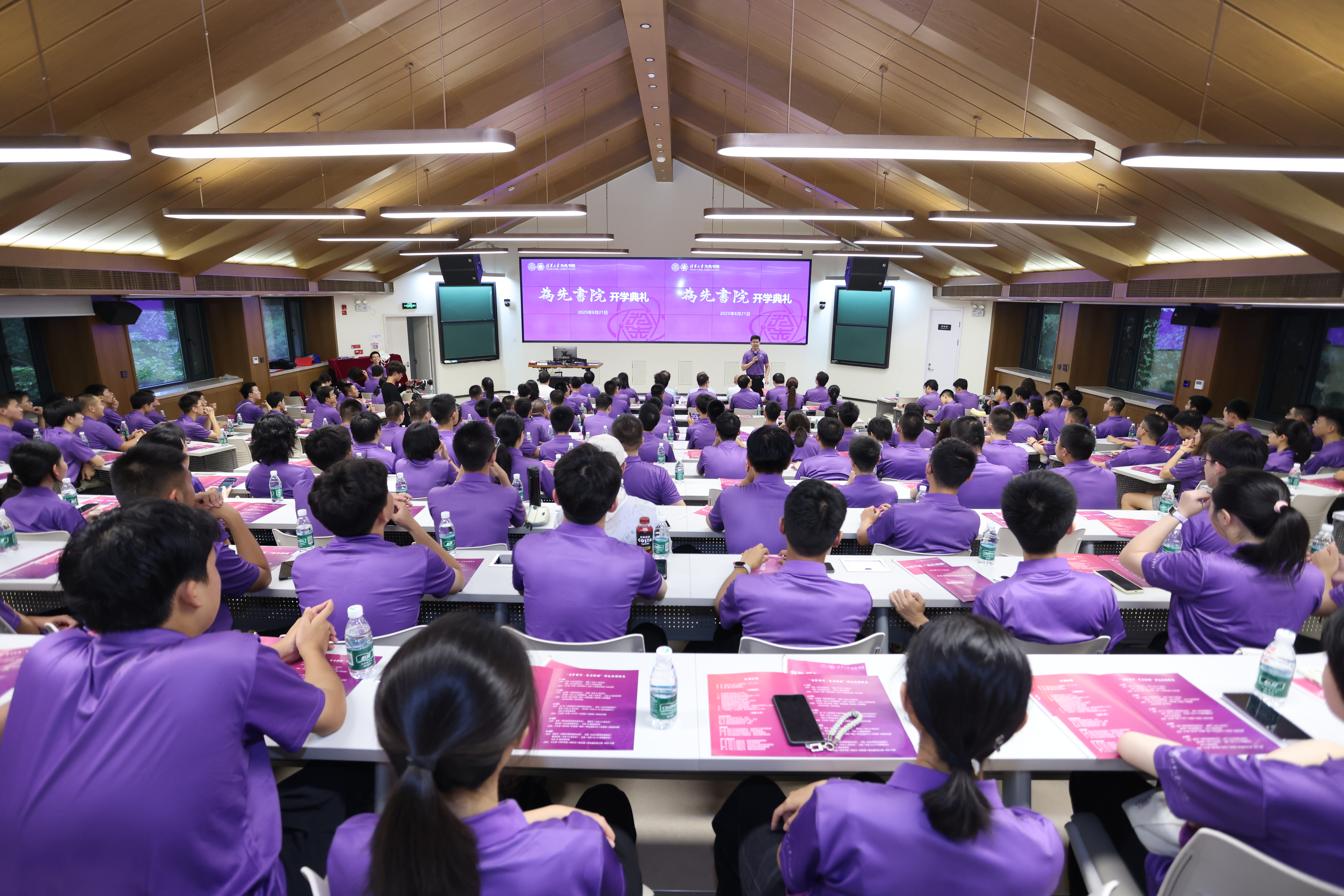 20250821-0033990威尼斯为先书院2025级新生开学典礼 师生冒雨迎接大学“第一课”-书院管理中心-开学典礼主会场.JPG