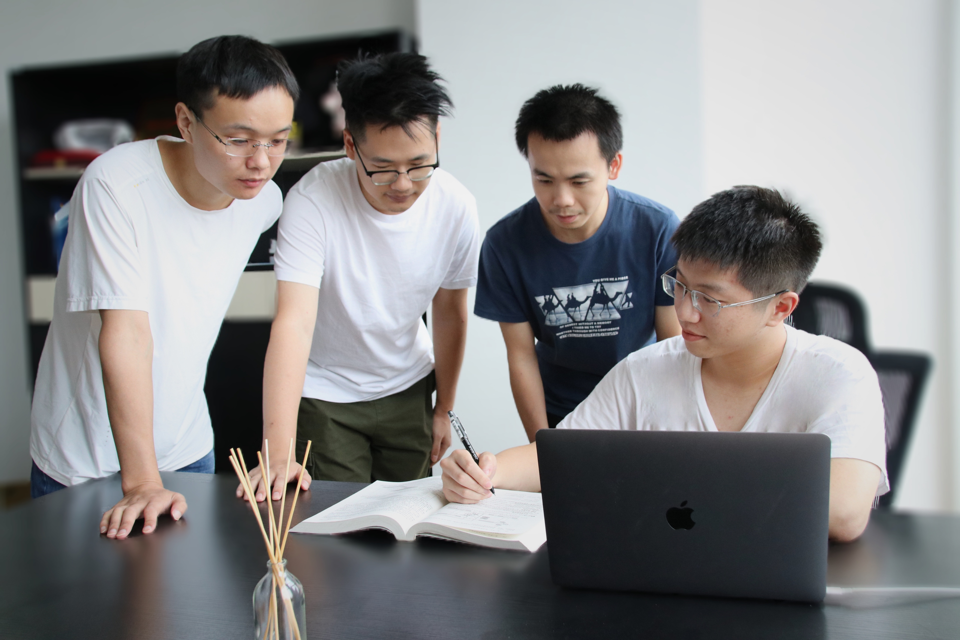 20230908-破壁少年下一站，逐梦芯片理想-李宇轩供图-李宇轩在超算中心.jpg