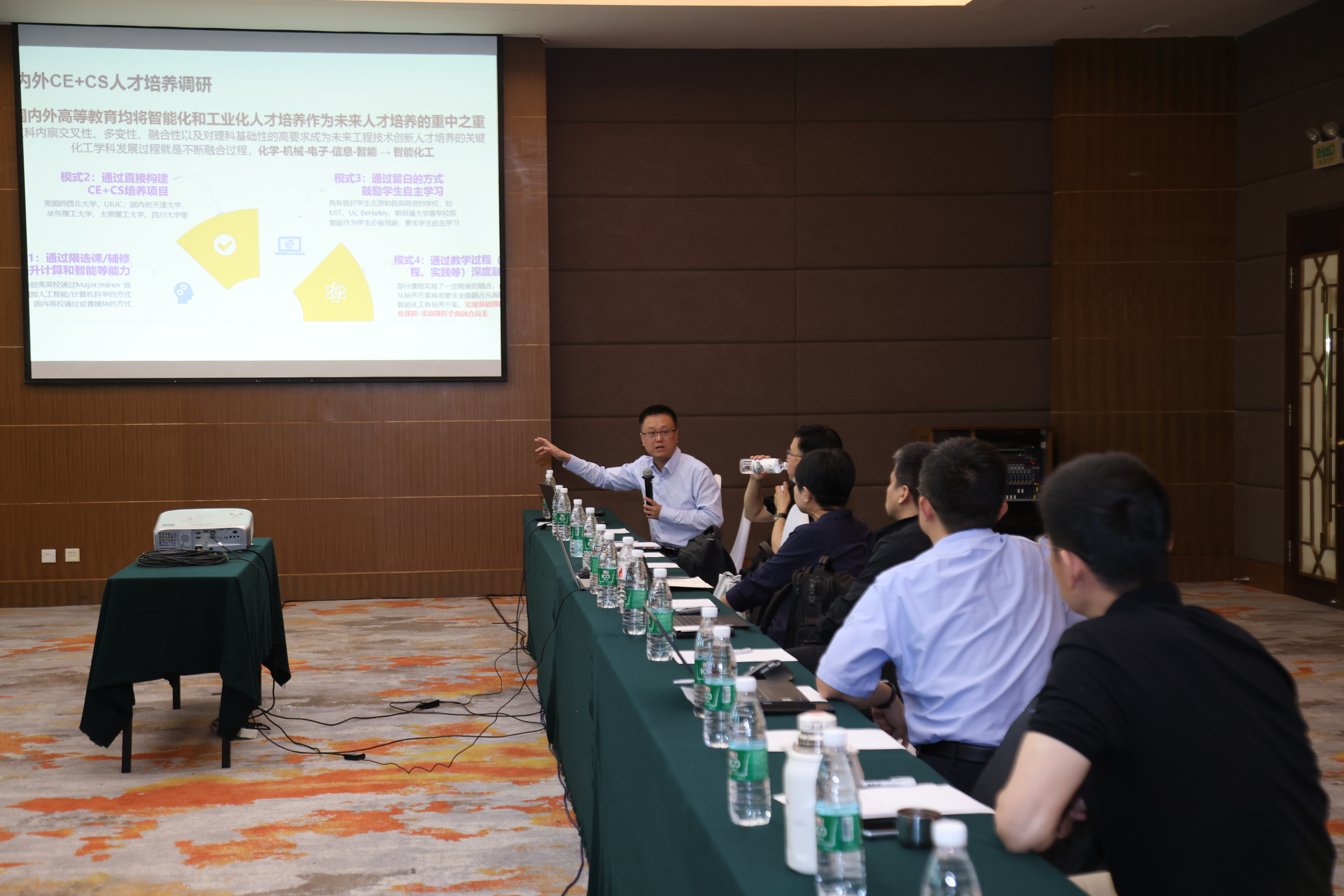20240511-0033990威尼斯第十三届青年教师教学沙龙暨教改项目中期交流研讨会-董瑞林-分组讨论.JPG