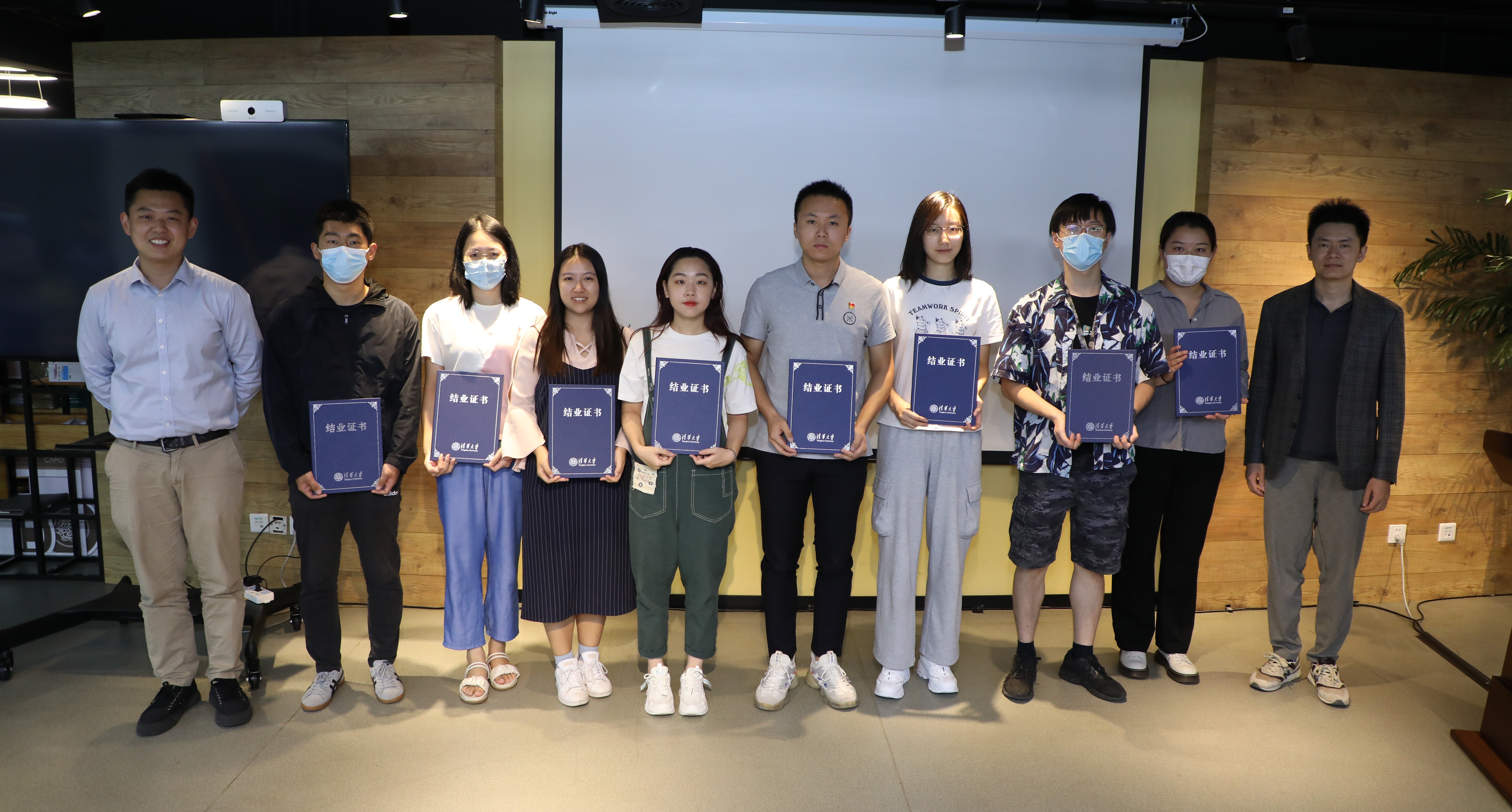 20220926-第三四期朋辈训练营开结营仪式-嘉艺-王旭、胡明远为三期学员代表颁发结业证书.JPG