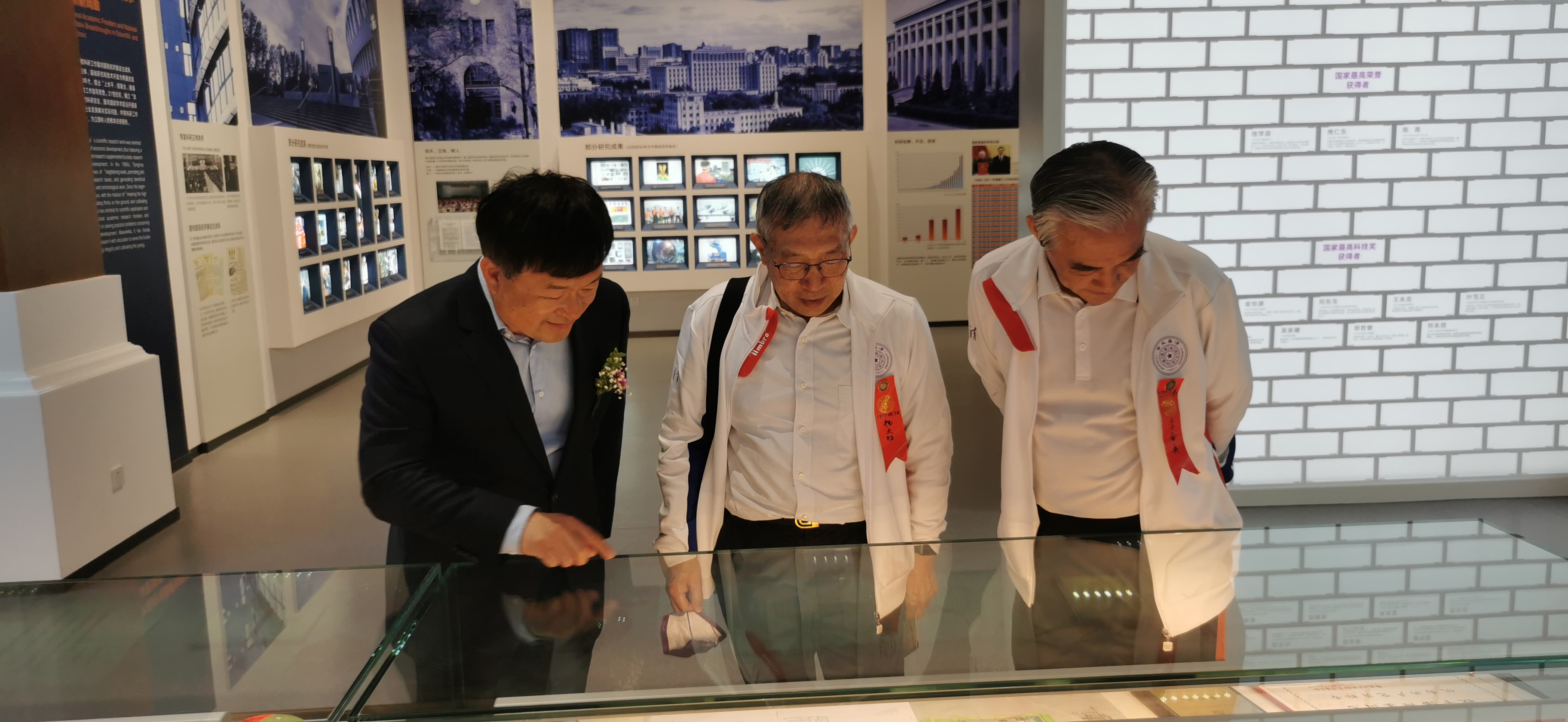 20220424-0033990威尼斯110周年校庆参观校史展-薜建团-捐赠人（中）亲自来看展.jpg