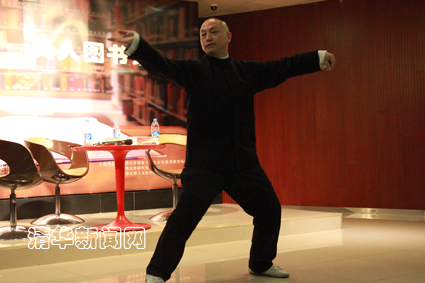 丁武将现场即兴表演太极拳 杨俊华摄副本.jpg
